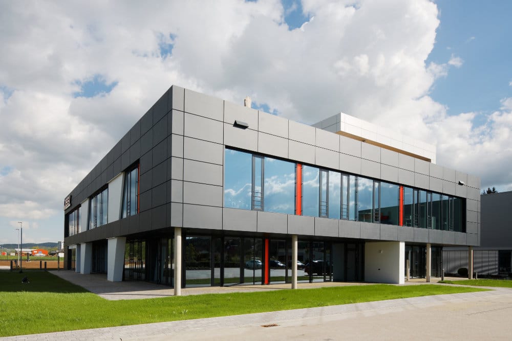 Das Bild zeigt die Übergabe einer Ausbilderauszeichnung an einen Vertreter von SSV Technik. Die Ehrung steht für das Engagement des Unternehmens in der Ausbildung von Fachkräften und der Förderung des beruflichen Nachwuchses.