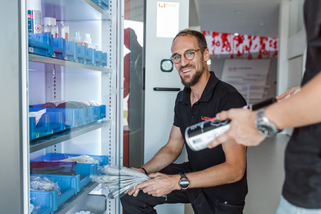 Mitarbeiter entnimmt Artikel aus elektronischem Ausgabesystem – automatisiertes C-Teile-Management bei SSV-Kroschke