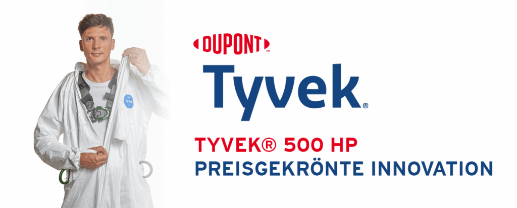 Arbeiter trägt Tyvek 500 HP Schutzanzug mit Auffanggurt bei PSA-Einsatz