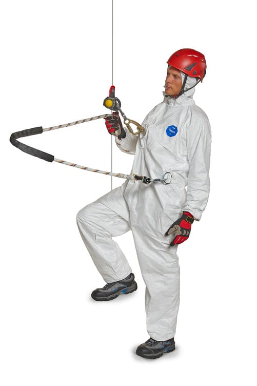 Person gesichert mit PSA in Tyvek 500 HP Schutzanzug am Seil