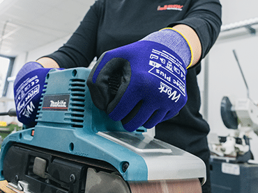 PSA-Handschuhe von WORK by Kroschke im Einsatz beim Schleifen