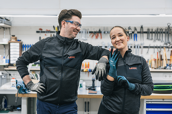 Mitarbeitende mit WORK by Kroschke PSA im Industrieeinsatz