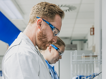 Schutzbrillen von WORK by Kroschke im Einsatz im Labor