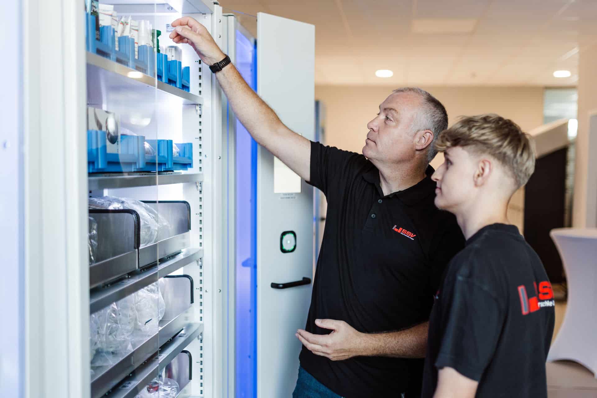 Mitarbeiter entnimmt Artikel aus elektronischem Ausgabesystem – automatisiertes C-Teile-Management bei SSV-Kroschke