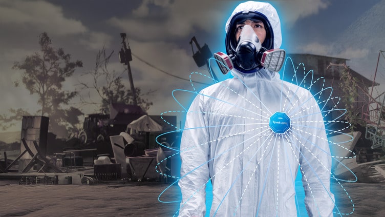 Mann in einem Tyvek APX Schutzanzug und Maske